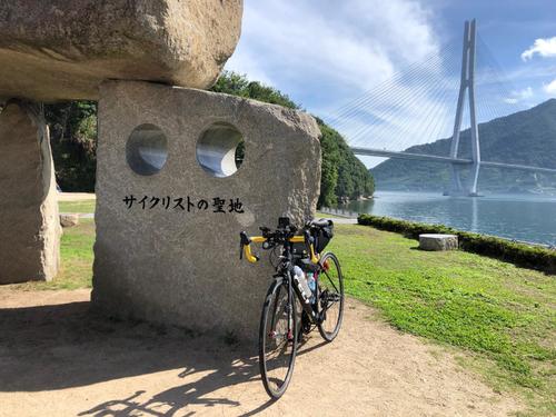 多々羅大橋を臨む道の駅多々羅しまなみ公園内にある「サイクリストの聖地」