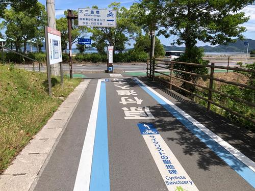 左へ行くと「サイクリストの聖地」