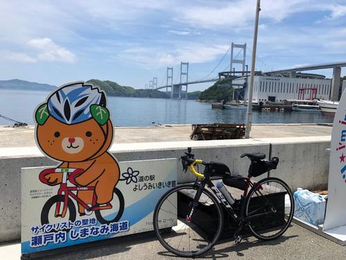 大島の道の駅よしうみいきいき館から来島海峡大橋を臨む