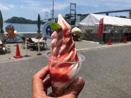 道の駅よしうみいきいき館の島いちごソースのソフトクリーム
