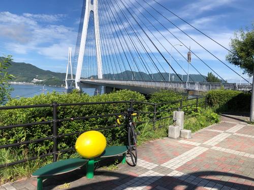多々羅橋へ続く自転車歩行者専用道路沿いの公園にもレモンのベンチ