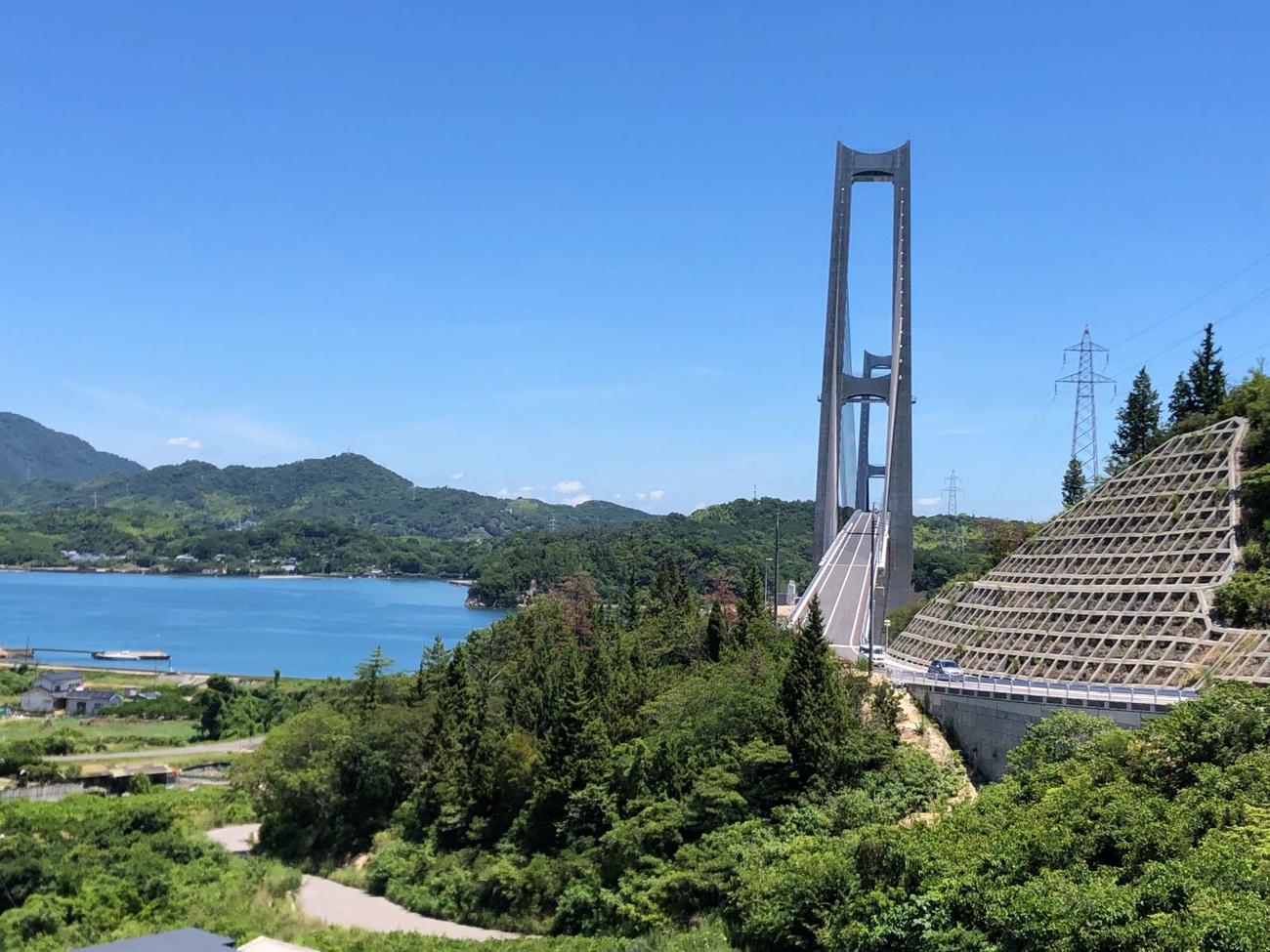 遠目から岩城橋を見ると傾斜がよく分かる