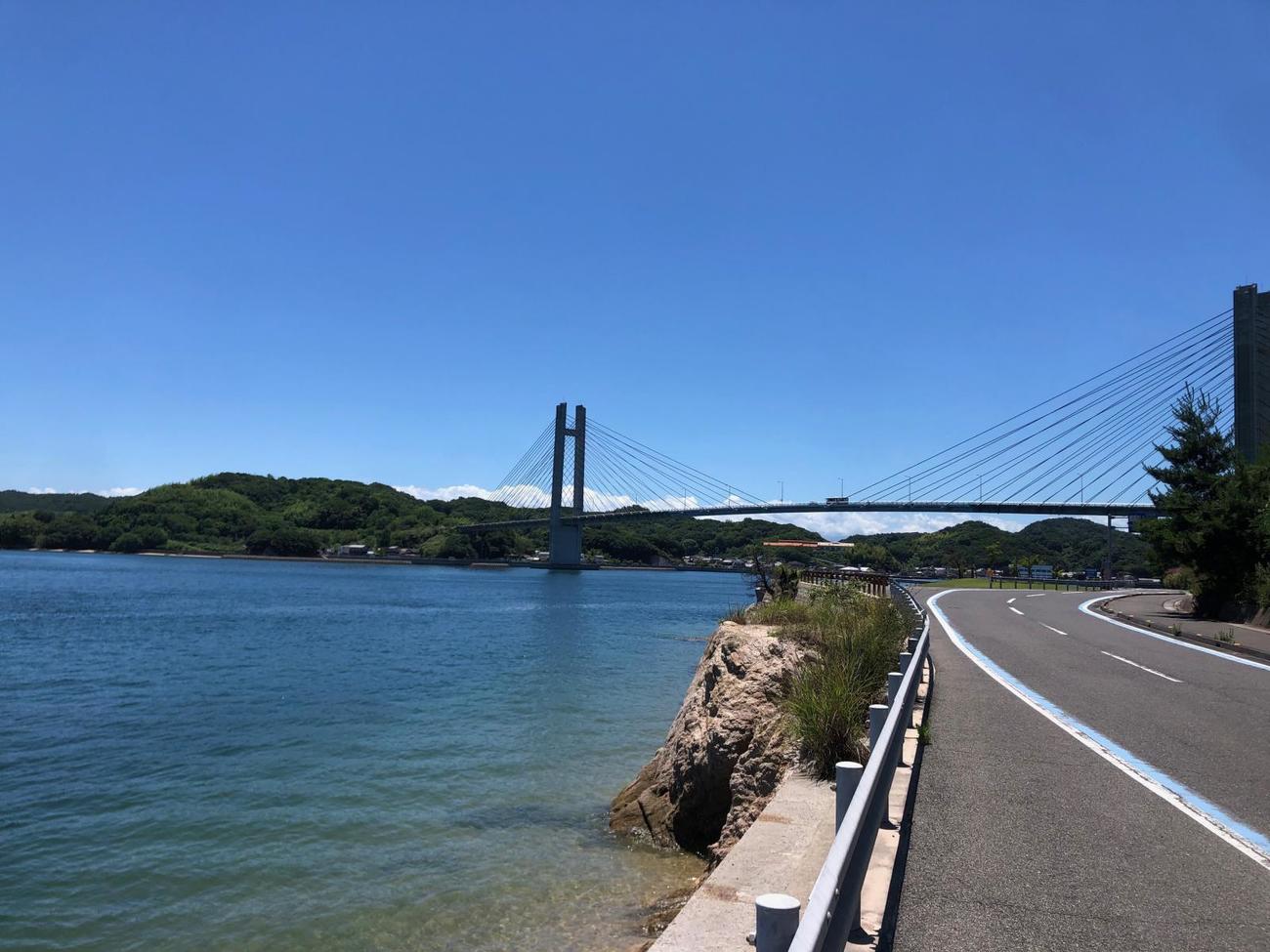 生名橋を望む。道は海に近い