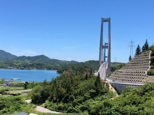 遠目から岩城橋を見ると傾斜がよく分かる