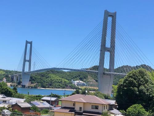 まるで山のような岩城橋