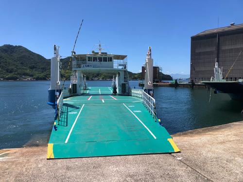 因島からフェリーに乗って弓削島へ向かう