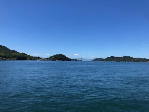 フェリーからは遙かに生名橋が望める