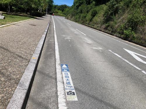 弓削大橋へ向かって上る