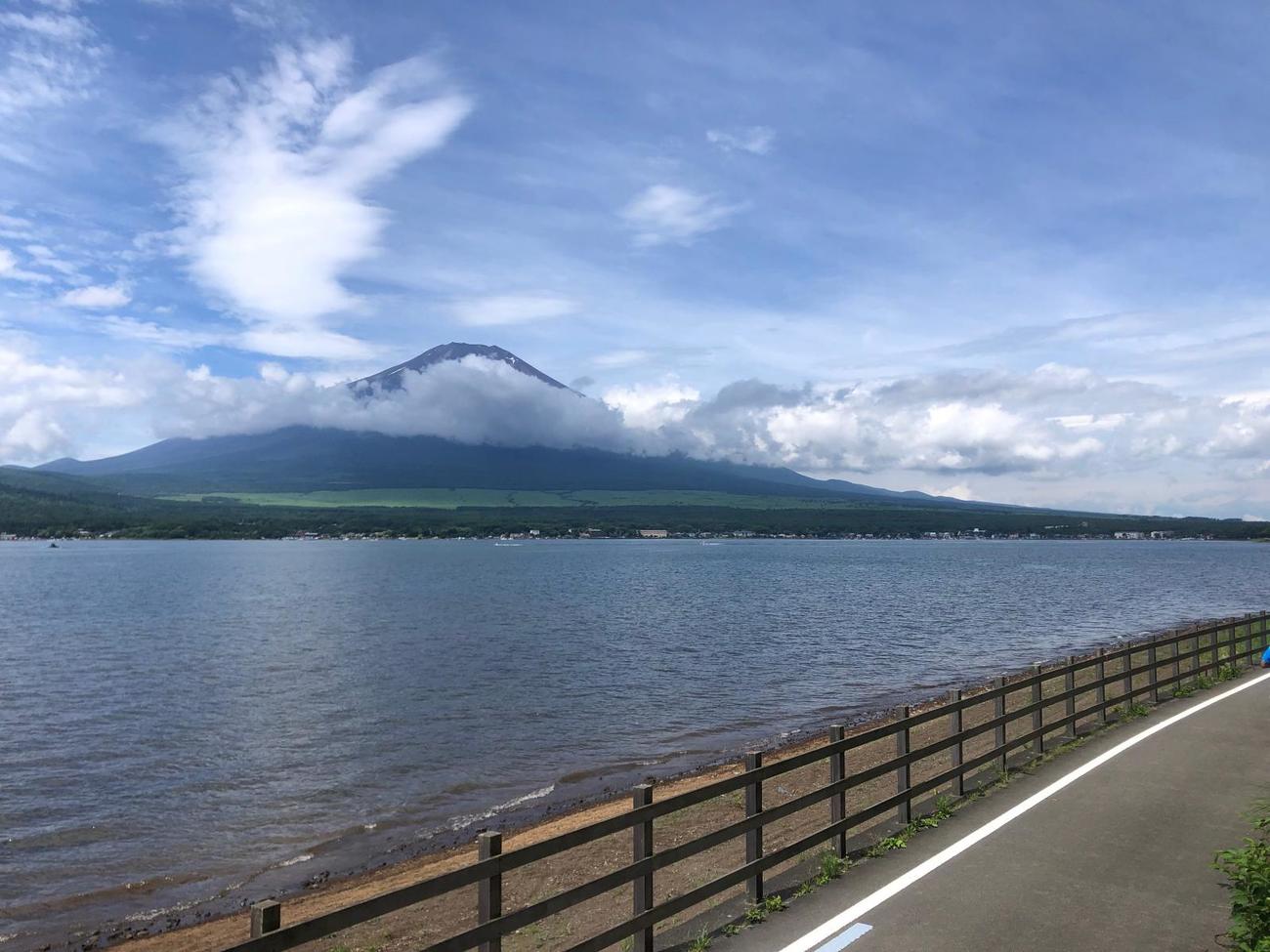 山中湖から富士山を望む