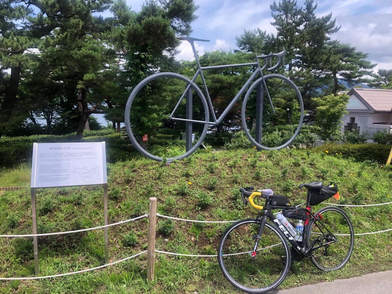 山中湖・旭日丘交差点にある五輪ロードレースモニュメント