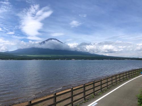 山中湖から富士山を望む