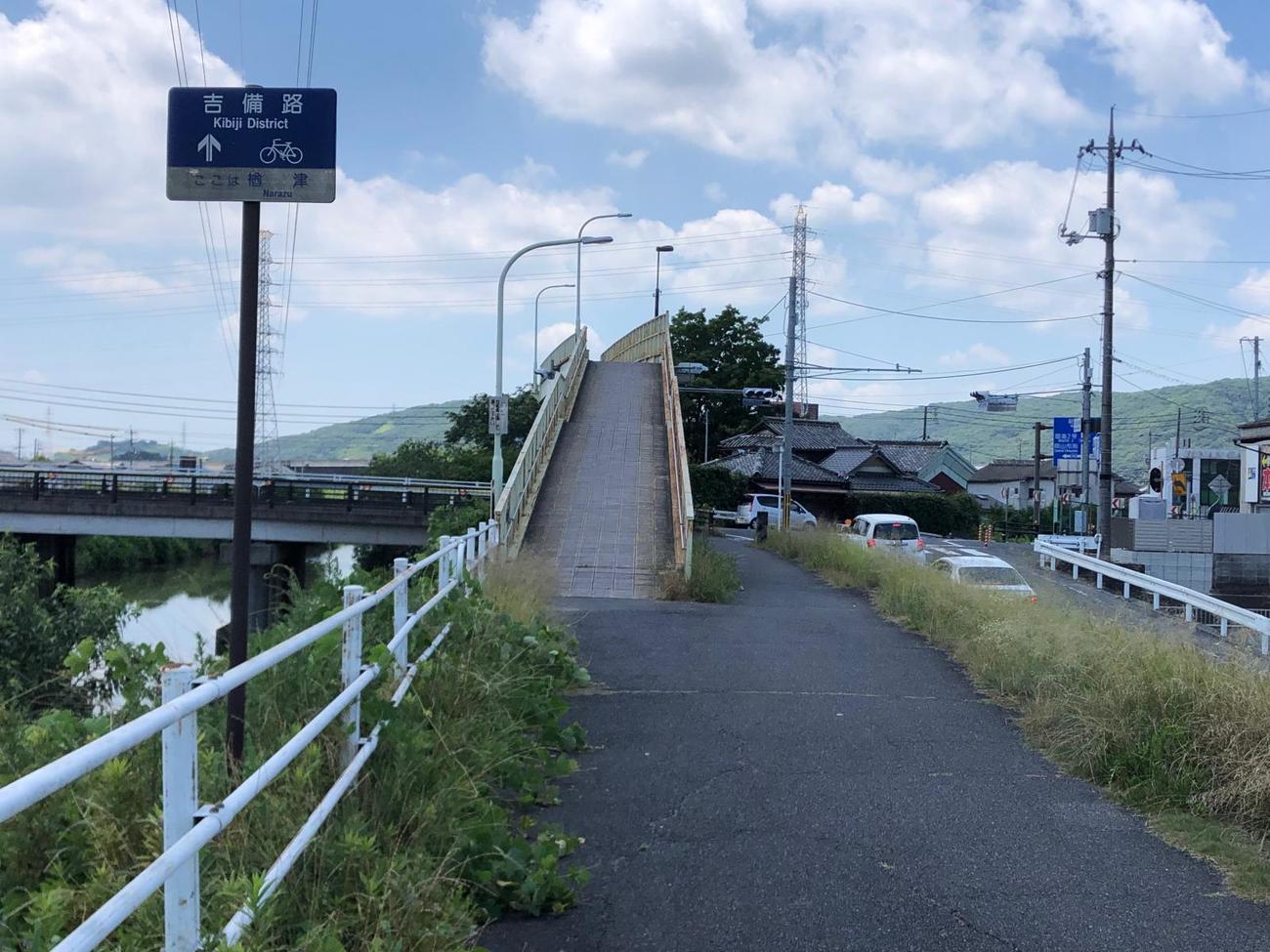 国道180号にかかる歩道橋。このコースで唯一の坂