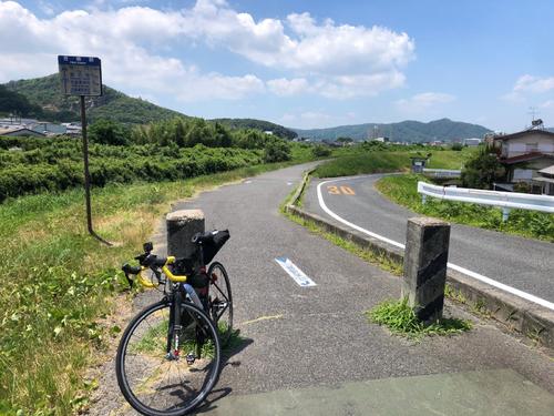 笹ケ瀬川沿いの岡山側のサイクリングロード起点。総社まで21キロ