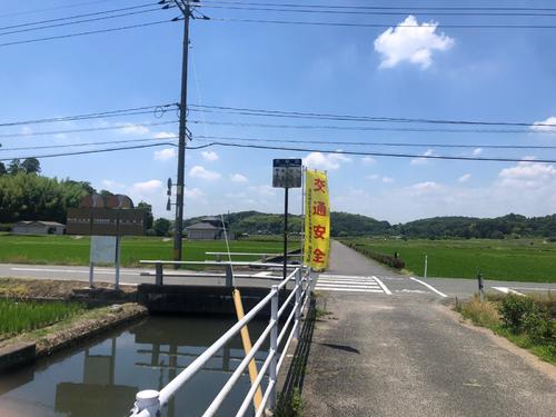 左へ曲がると造山古墳駐車場