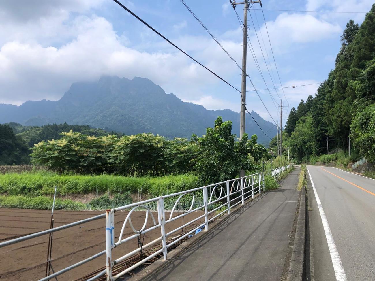 正面に見えるのが妙義山