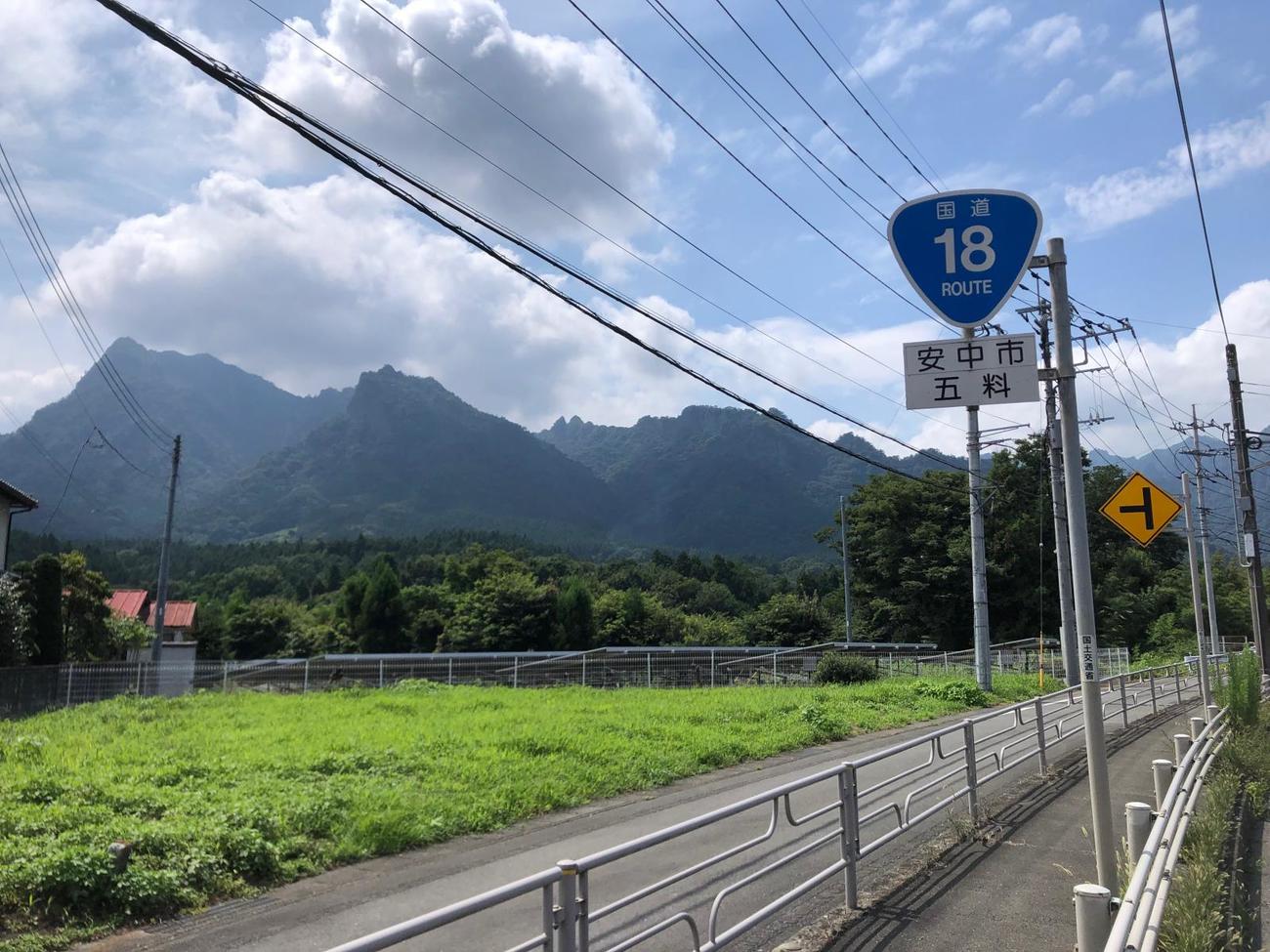 国道18号五科付近。左は妙義山