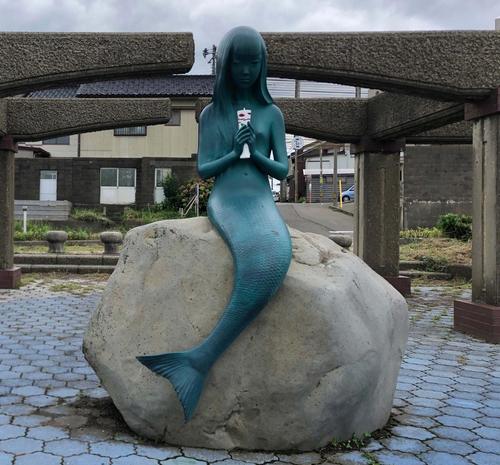 上越・直江津港近くの船見公園にある人魚像