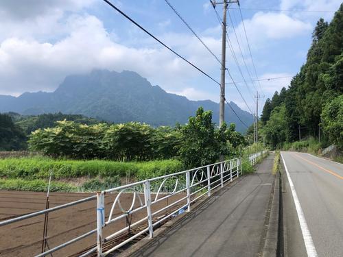 正面に見えるのが妙義山
