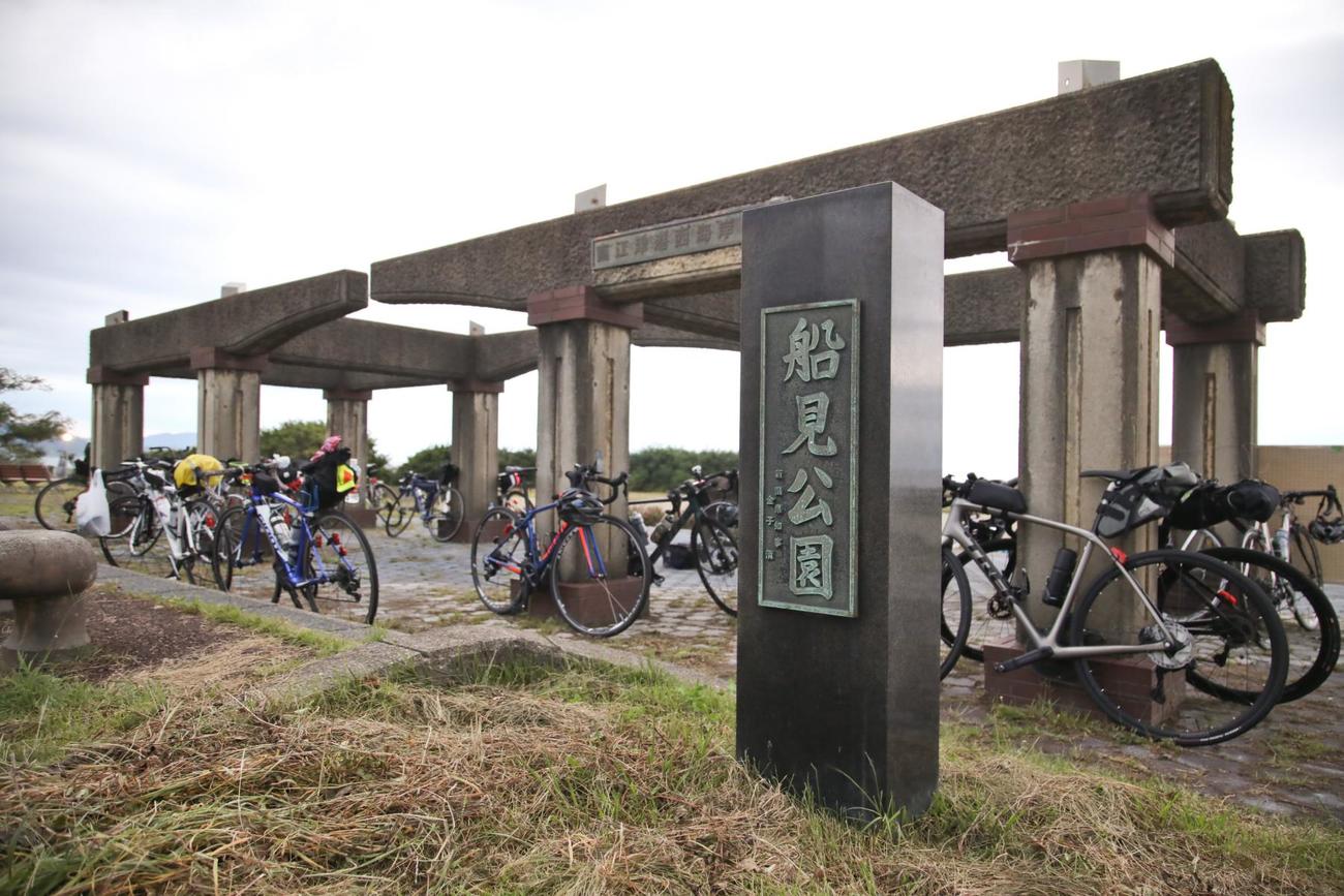船見公園には長距離を走り抜いた参加者の自転車が羽を休めていた
