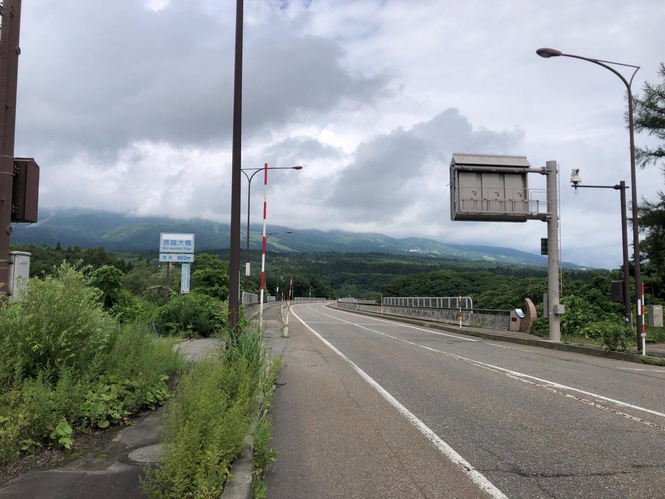 信越大橋。はるかにスキー場を臨みながら豪快なダウンヒル