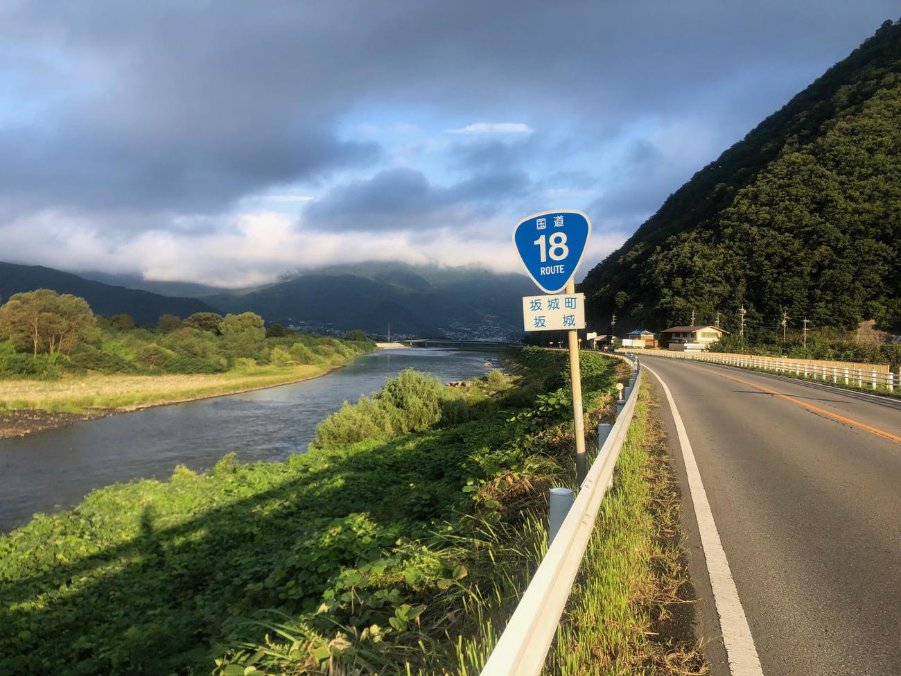 千曲川沿いの国道18号を走る