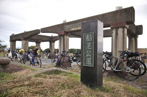 船見公園には長距離を走り抜いた参加者の自転車が羽を休めていた