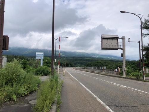 信越大橋。はるかにスキー場を臨みながら豪快なダウンヒル