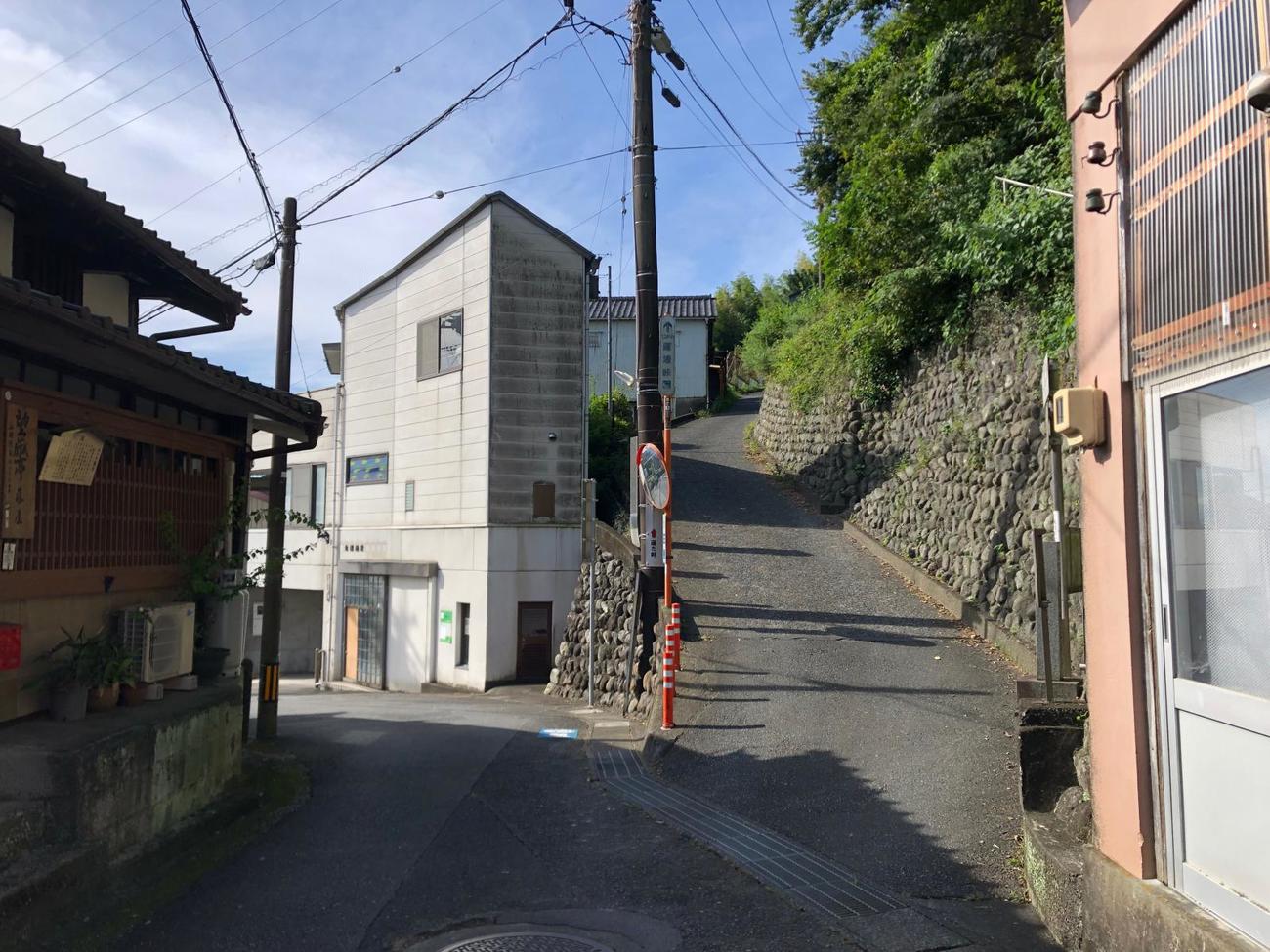 13日午前8時25分、静岡・薩埵峠への激坂（右手）