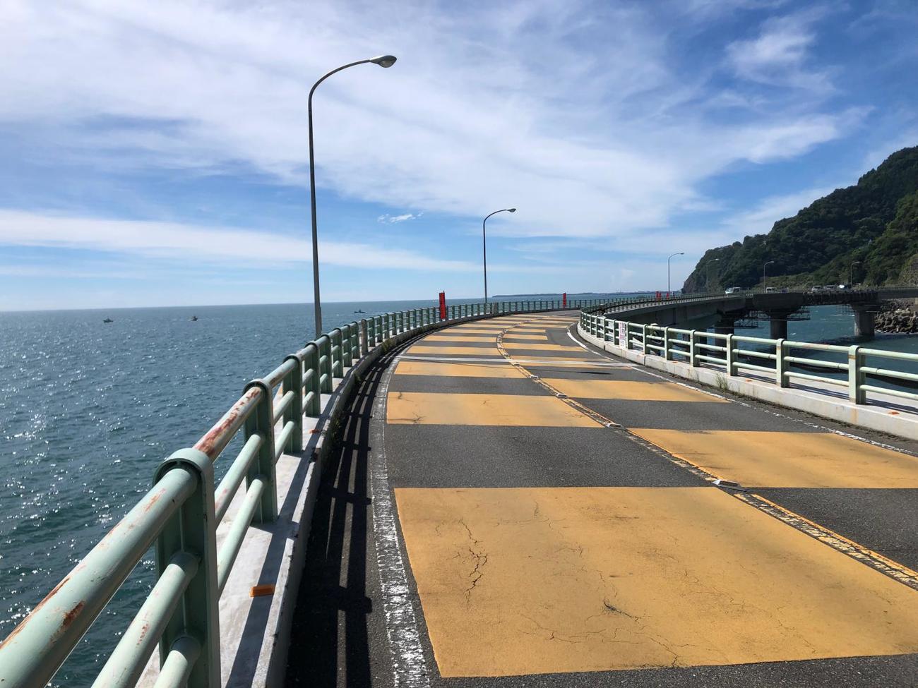 13日午前10時9分、静岡・大崩海岸