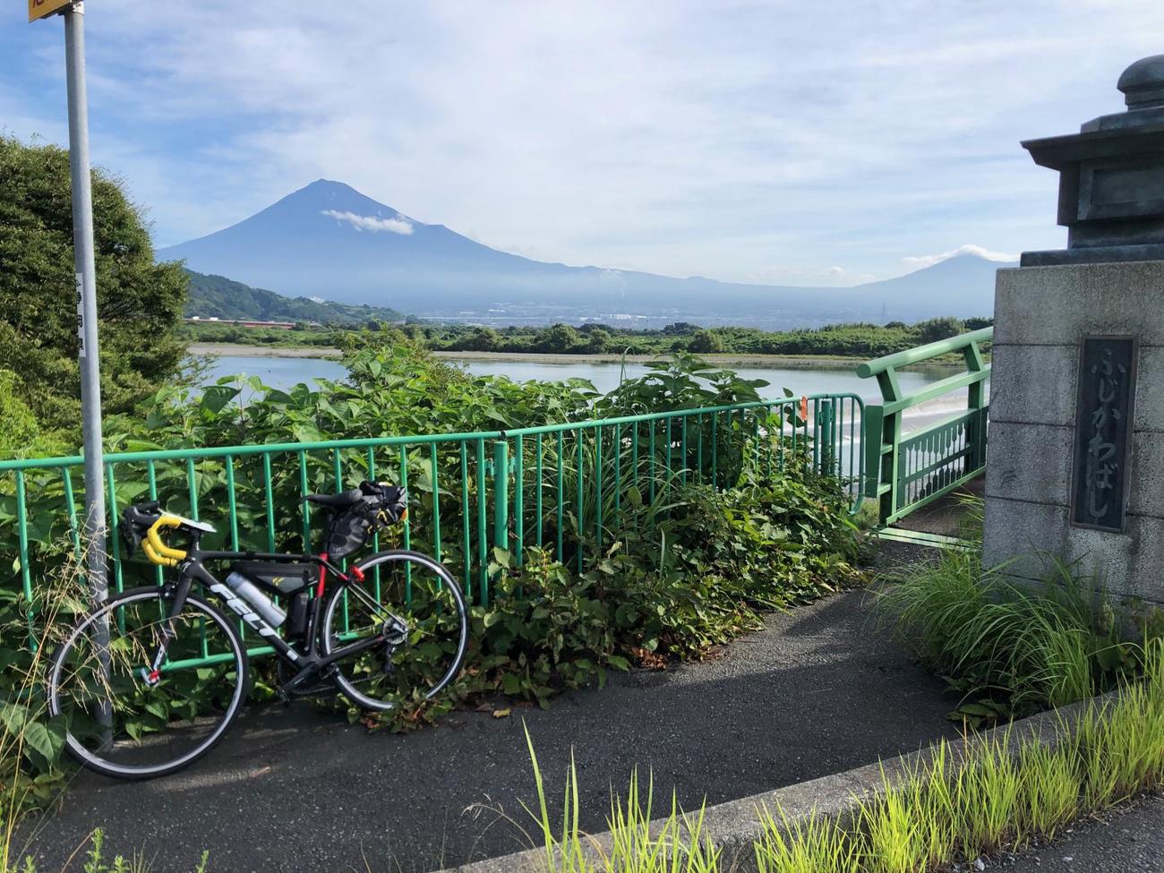 13日午前7時51分、静岡・富士川橋から望む富士山