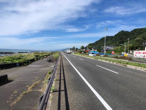 13日午前9時20分、静岡の国道150号。右手にはいちご農園