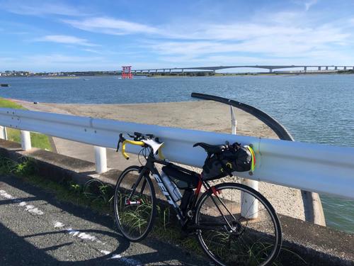 13日午後3時32分、静岡・浜名湖。奥に見えるのが弁天島の赤鳥居