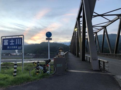 13日午前5時20分、山梨・身延町の峡南橋で夜明け