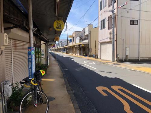 13日午前8時57分、静岡・清水の次郎長通り
