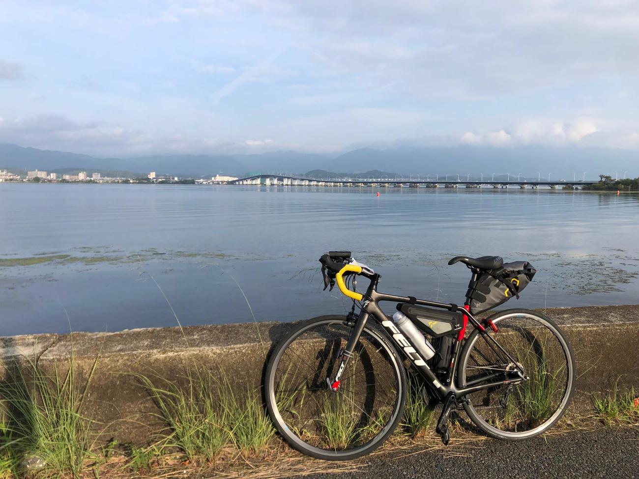15日午前7時11分、滋賀・守山。後方に見えるのが琵琶湖大橋