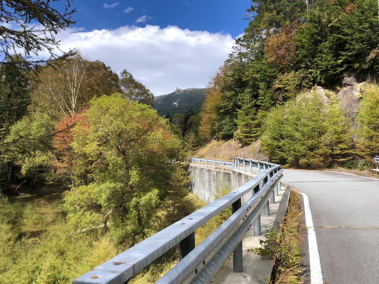 山の稜線が見えた。頂上に見えるのは何だ？