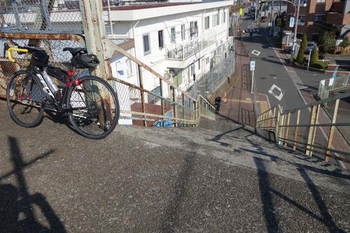 三鷹跨線人道橋の急階段