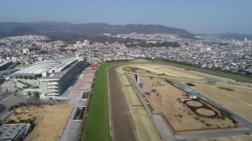 上空１００メートルから見た阪神競馬場と六甲山系