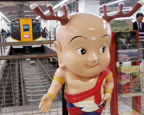 近鉄京都駅には、なぜか奈良県のマスコット「せんとくん」の人形が飾ってあります