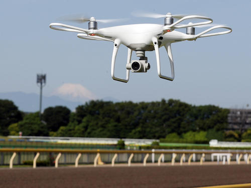 富士山が見える東京競馬場を飛行するドローン「ファントム４」