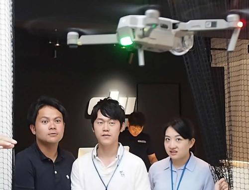 実際にドローンを飛ばす新人３人