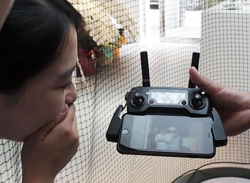 ドローンからの映像がコントローラーの液晶に映し出されます