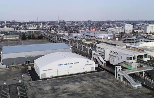 左後方からアリーナ立川立飛、ドーム立川立飛、立飛駅をドローンで撮影