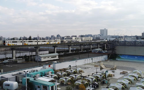 立川駅に向かう多摩モノレールをドローンで撮影。手前はBBQができるタチヒビーチ