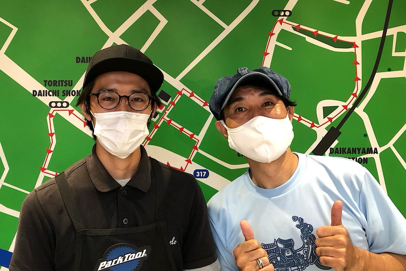 試乗のお世話してくれたモトベロの村上さん（左）
