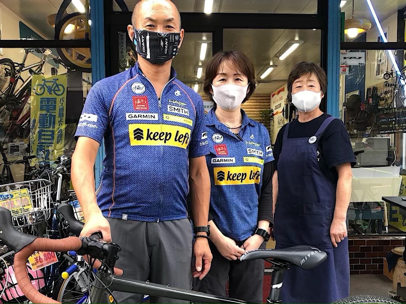 鶴川サイクルを営む井出さんファミリーが出迎えてくれた
