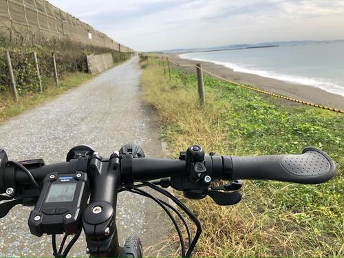 サイクリングロードは茅ケ崎市柳島から藤沢の鵠沼海岸まで続いている