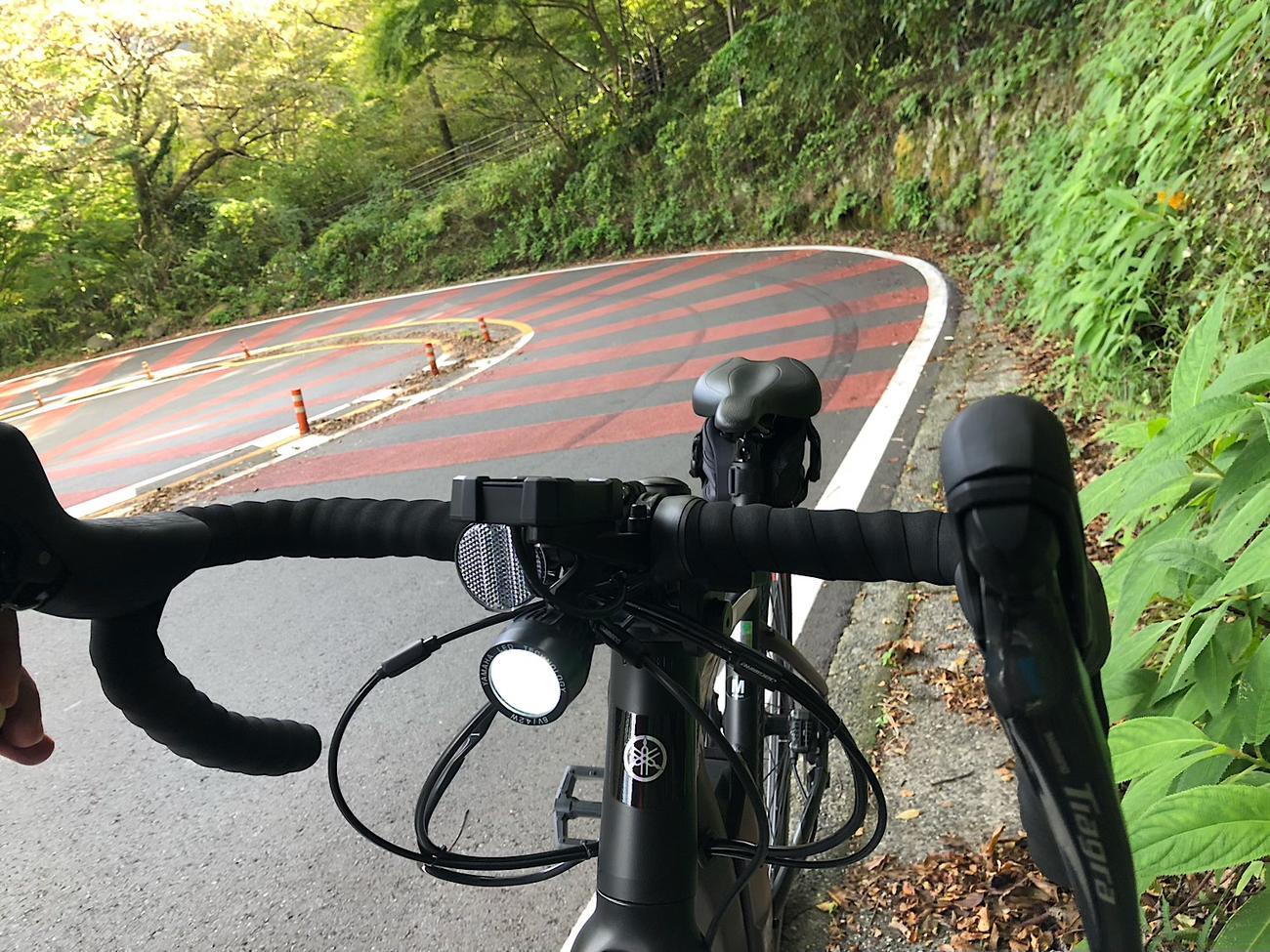 急勾配の坂道をゆっくり登って行く