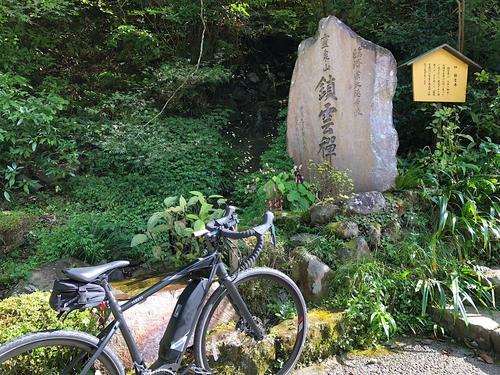 鎮雲寺にある霊泉の滝でひと休み