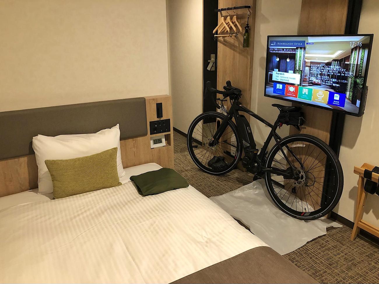 ホテルの部屋にE-Bikeを入れさせてもらった